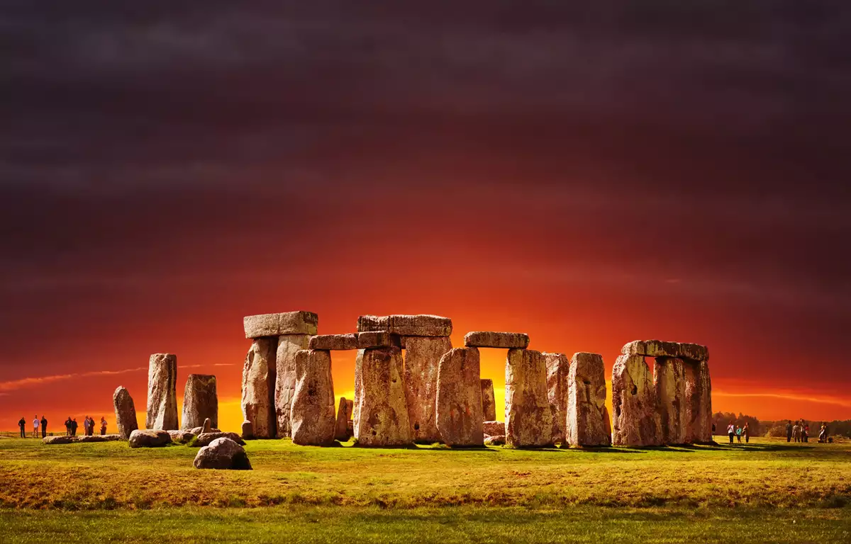 Pedra Altar de Stonehenge com monumento antigo na Planície de Salisbury na Inglaterra