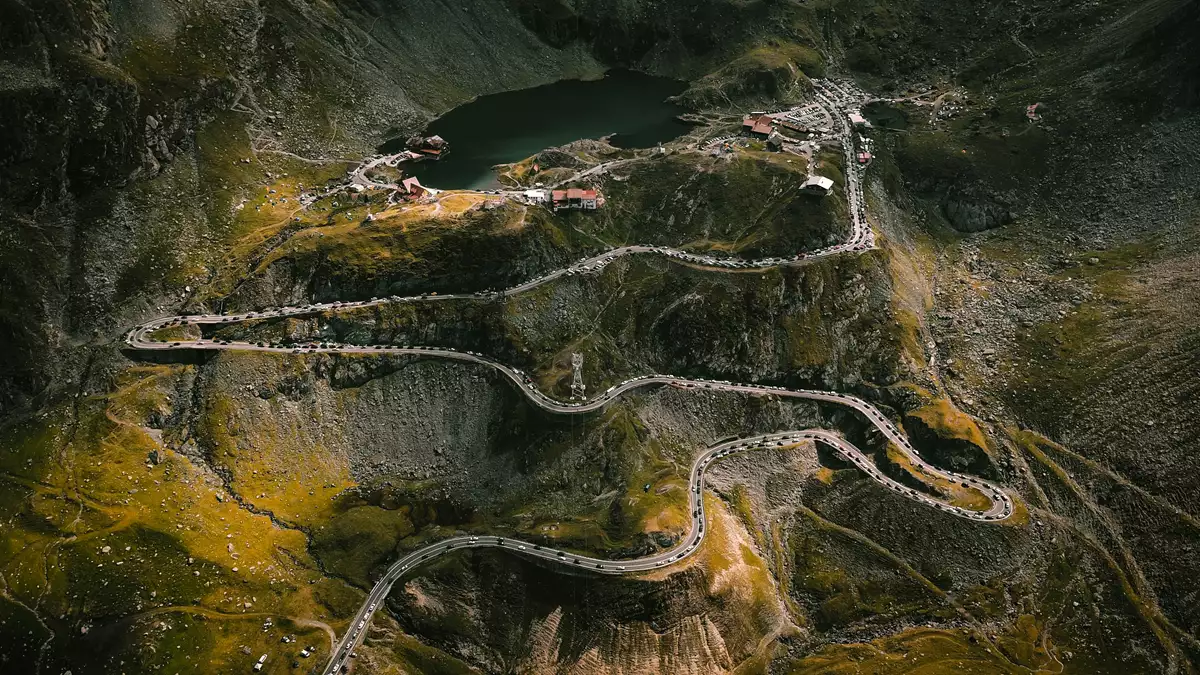Transfagarasan na Romênia com curvas sinuosas montanhas Fagaras e lago Balea
