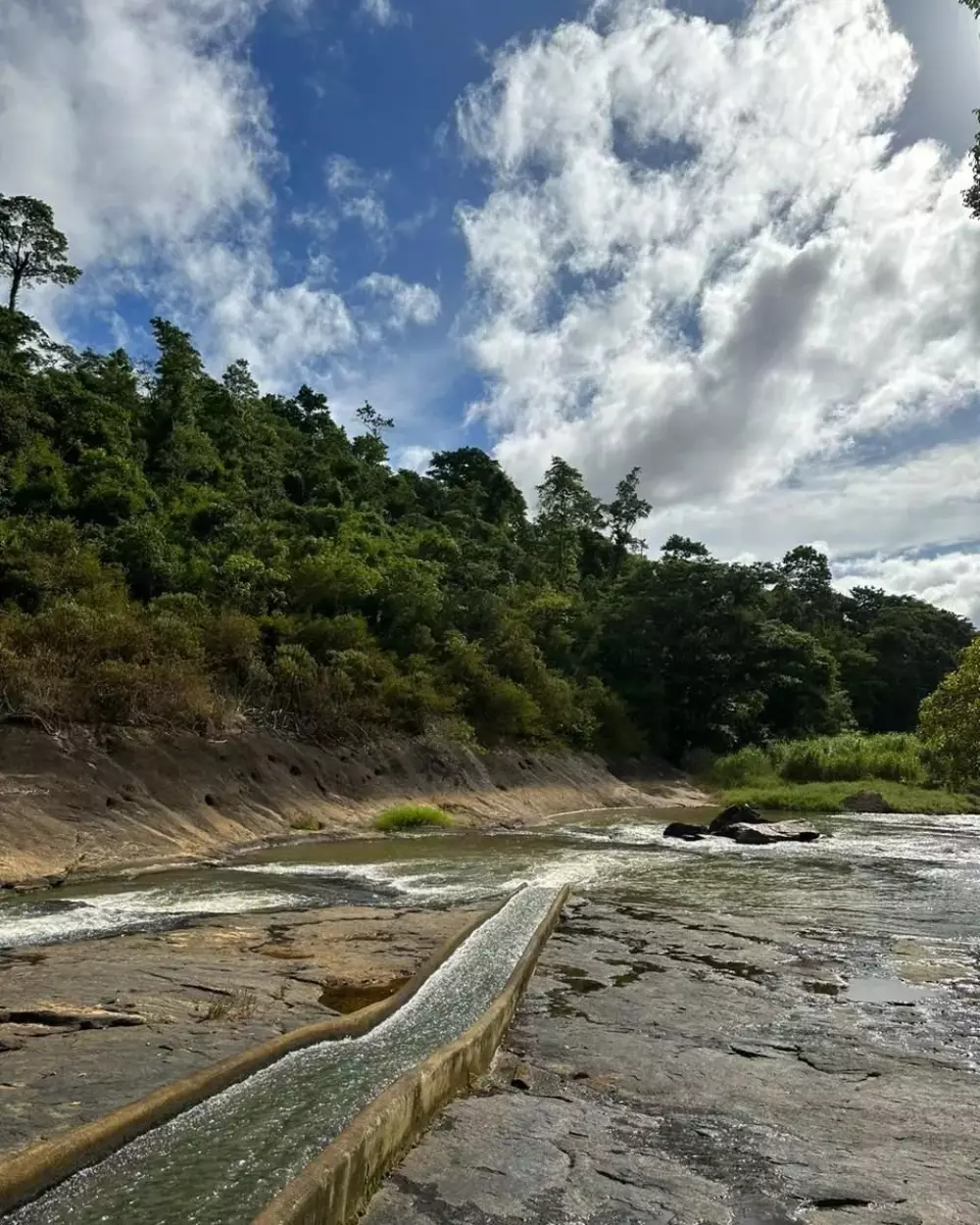 Área de banho e natureza na Cachoeira Rúdio em Santa Teresa