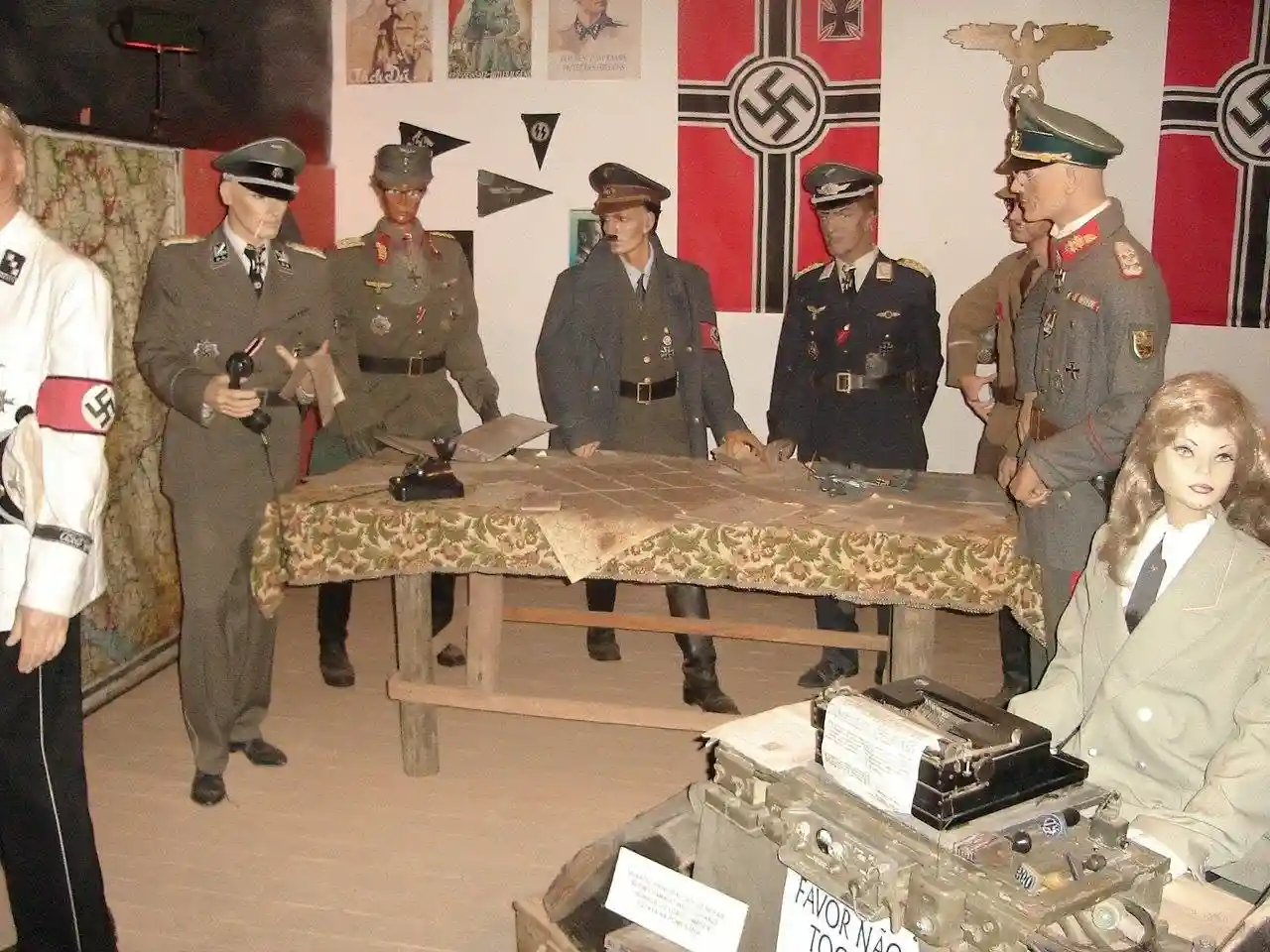 Cenário histórico com manequins e documentos no Museu das Grandes Guerras