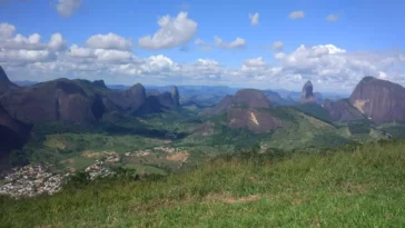 Pedra Agulha em Pancas,