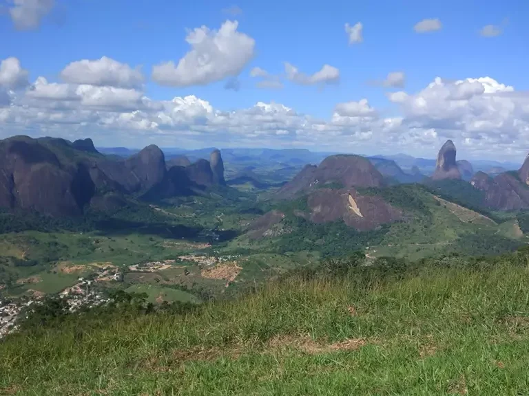 Pedra Agulha em Pancas,
