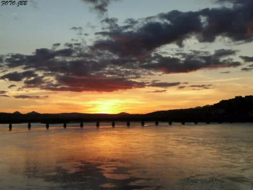 Pôr do sol colorido em Colatina visto próximo ao Rio Doce