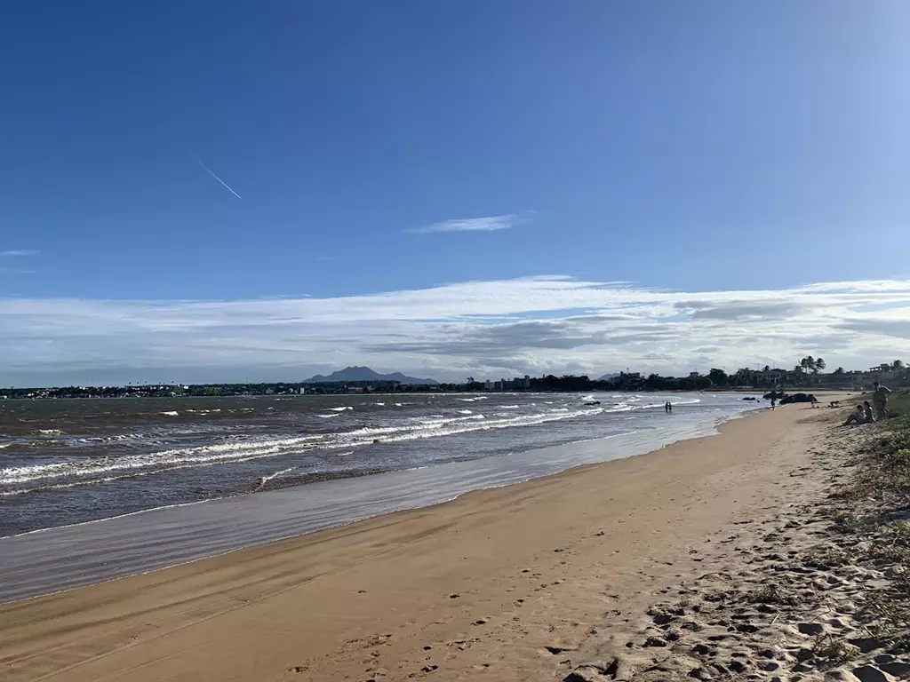 Praia Grande, um paraíso natural em Fundão, Espírito Santo.