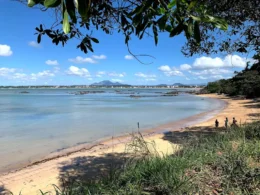 Praia Grande, um paraíso natural em Fundão, Espírito Santo.