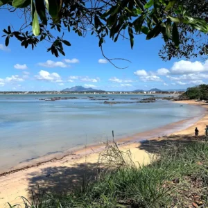 Praia Grande, um paraíso natural em Fundão, Espírito Santo.