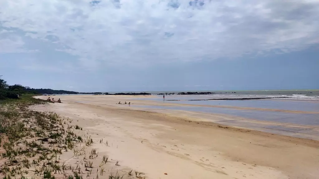 Praia Grande, um paraíso natural em Fundão, Espírito Santo.