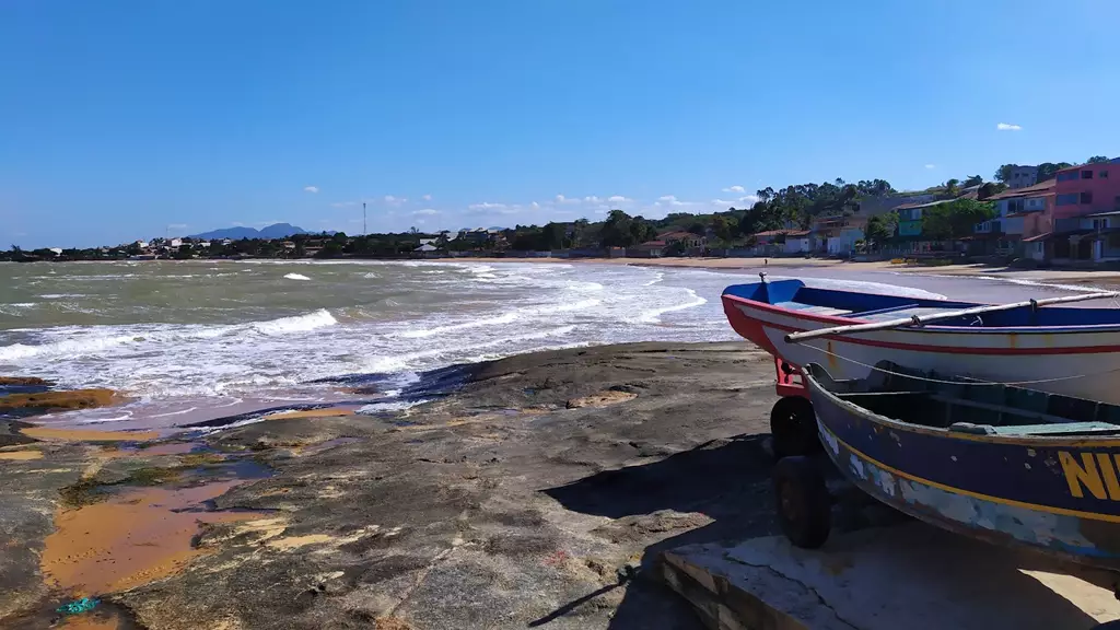 Faixa de areia e mar na região da Ponta da Fruta