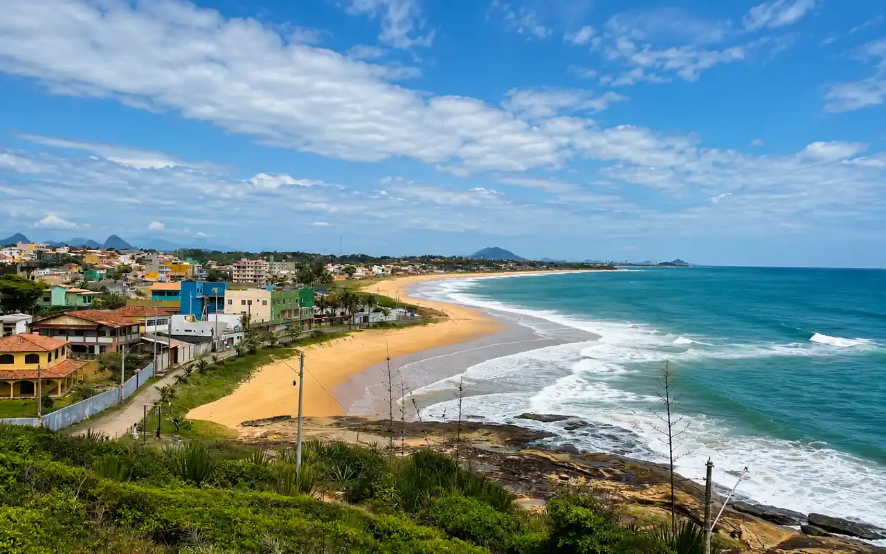 Praia da Ponta da Fruta no extremo sul de Vila Velha