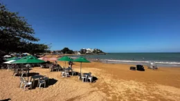 Praia de areia preta em anchieta