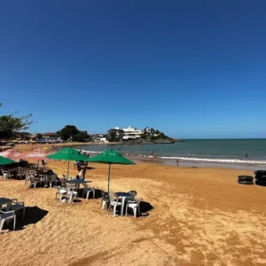 Praia de areia preta em anchieta