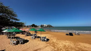 Praia de areia preta em anchieta