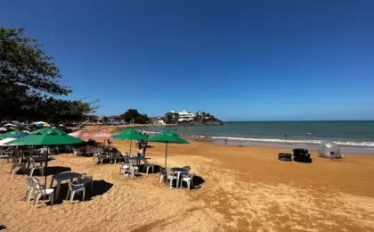 Deixe a Multidão para Trás: Explore 7 Destinos mais Tranquilos no Espírito Santo. 18 Praia de areia preta em anchieta