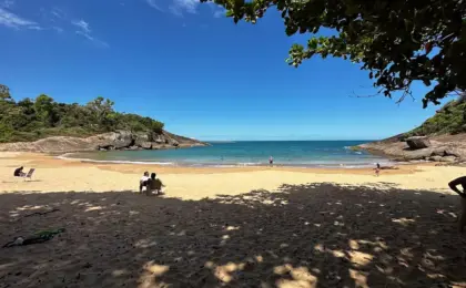 3 praias incríveis que prometem “pocar” no verão na Enseada Azul. 11 Praia dos Padres, Guarapari