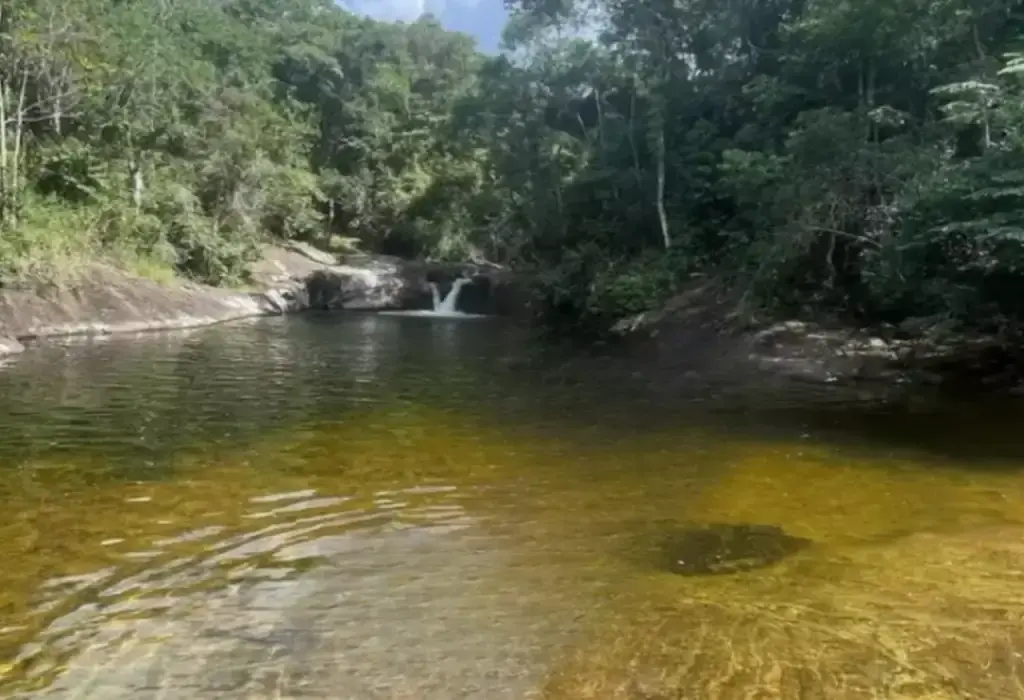 Vista da Cachoeira do Granito com suas pedras lisas e piscina natural em Ibitirama, Espírito Santo.