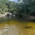Vista da Cachoeira do Granito com suas pedras lisas e piscina natural em Ibitirama, Espírito Santo.