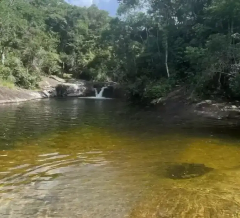 Vista da Cachoeira do Granito com suas pedras lisas e piscina natural em Ibitirama, Espírito Santo.