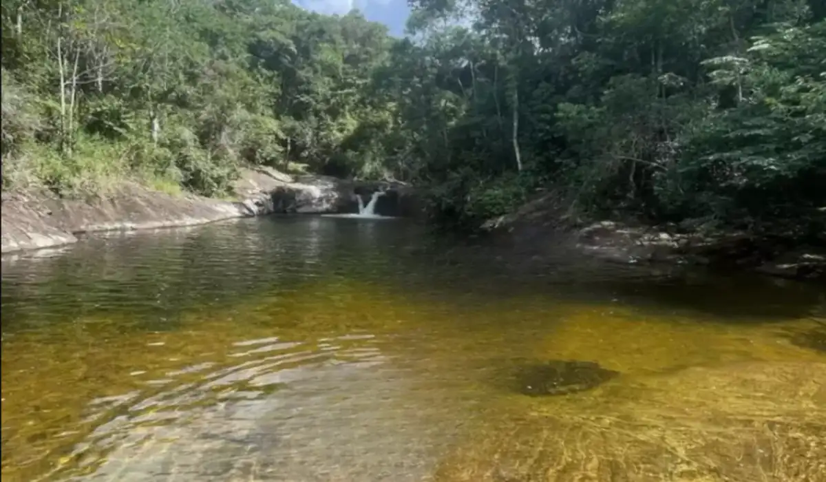 Cachoeira do Granito em roteiro de turismo em Ibitirama e Caparaó
