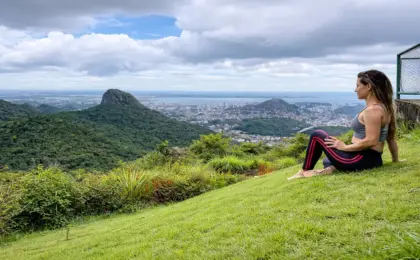 Acima das nuvens em Vitória: O guia definitivo dos Mirantes da Fonte Grande 12 Vista panorâmica da Baía de Vitória a partir do deck de madeira do Mirante do Sumaré, no Parque da Fonte Grande.