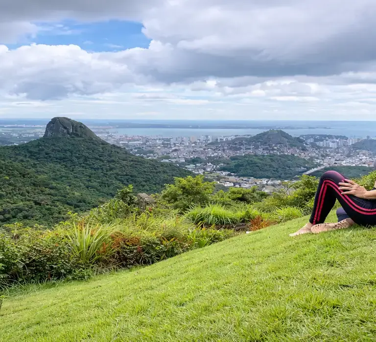 Vista panorâmica da Baía de Vitória a partir do deck de madeira do Mirante do Sumaré, no Parque da Fonte Grande.