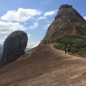 Vista panorâmica da formação rochosa do Frade e a Freira, localizada entre Cachoeiro de Itapemirim e Rio Novo do Sul.