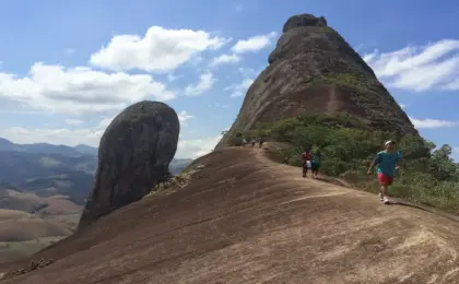 Amor proibido em pedra: A lenda e o guia completo para visitar o Frade e a Freira (ES) 8 Vista panorâmica da formação rochosa do Frade e a Freira, localizada entre Cachoeiro de Itapemirim e Rio Novo do Sul.