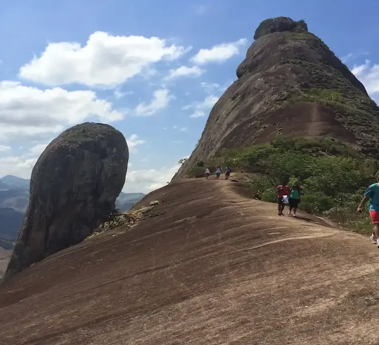 Vista panorâmica da formação rochosa do Frade e a Freira, localizada entre Cachoeiro de Itapemirim e Rio Novo do Sul.