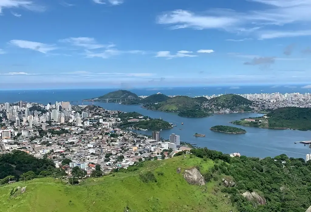 Paisagem turística do Espírito Santo ilustrando o guia com os 15 melhores pontos turísticos do estado, destacando a diversidade entre praias e montanhas capixabas.
