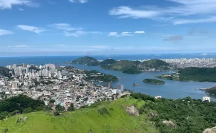 Paisagem turística do Espírito Santo ilustrando o guia com os 15 melhores pontos turísticos do estado, destacando a diversidade entre praias e montanhas capixabas.