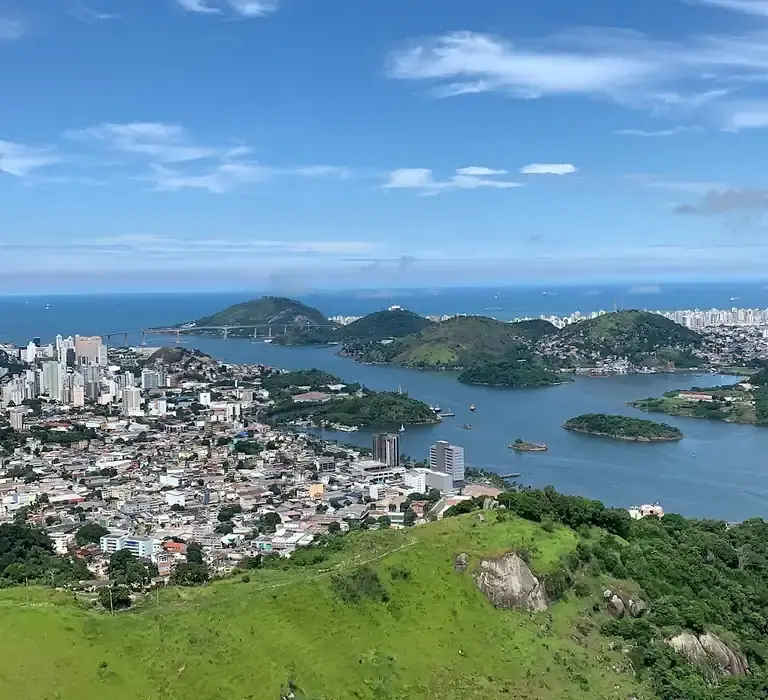 Paisagem turística do Espírito Santo ilustrando o guia com os 15 melhores pontos turísticos do estado, destacando a diversidade entre praias e montanhas capixabas.
