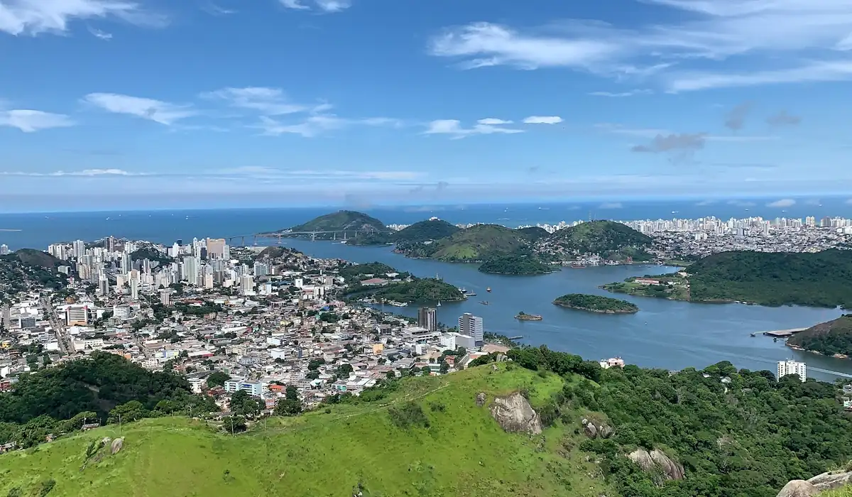 Paisagem turística do Espírito Santo ilustrando o guia com os 15 melhores pontos turísticos do estado, destacando a diversidade entre praias e montanhas capixabas.