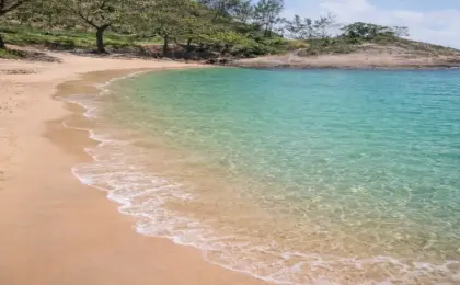 Praia Secreta em Vila Velha: Como chegar, mapa e se ainda vale a pena ir 12 Paisagem da Praia Secreta em Vila Velha com águas cristalinas azul-turquesa e areia dourada aos pés do Morro do Moreno.
