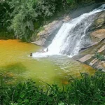 Queda d'água da Cachoeira do Loyola cercada por mata atlântica na zona rural de Viana, Espírito Santo.
