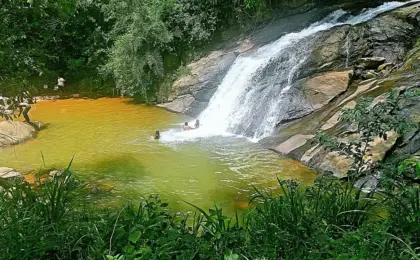 Queda d'água da Cachoeira do Loyola cercada por mata atlântica na zona rural de Viana, Espírito Santo.