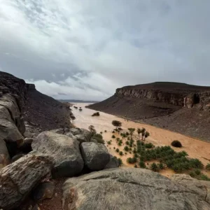 Chuva no Saara cria lagoas entre as dunas do deserto