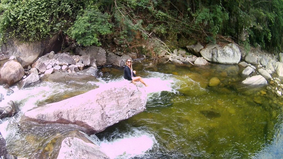 Poço natural de água transparente em Rio Claro, na zona rural de Iúna