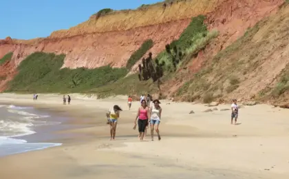 Praia de Caculucas Um Refúgio Tranquilo em Marataízes, ES