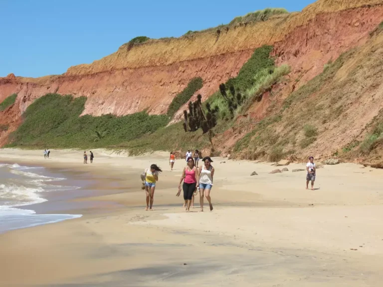 Praia de Caculucas Um Refúgio Tranquilo em Marataízes, ES