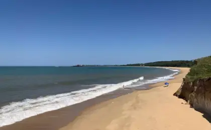 Praia de Mãe-Bá: O Refúgio Secreto do Espírito Santo 8 Praia de Mãe-Bá