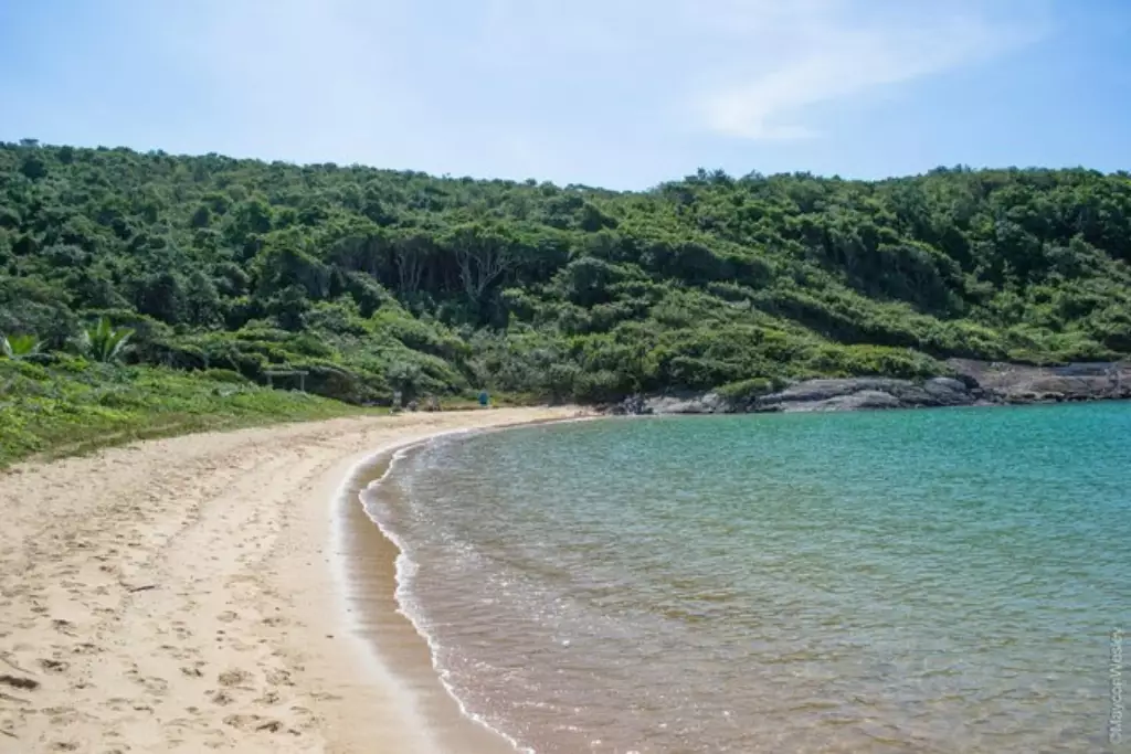 Praia do Ermitão Um Refúgio Natural em Guarapari