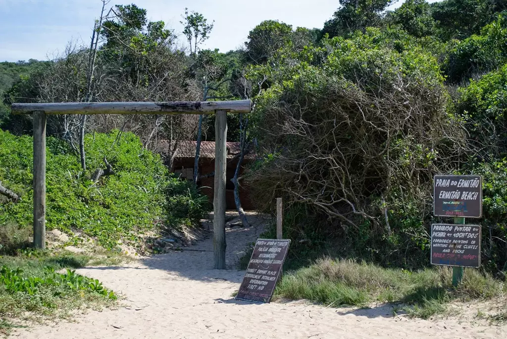 Praia do Ermitão Um Refúgio Natural em Guarapari