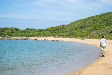 Praia do Ermitão Um Refúgio Natural em Guarapari