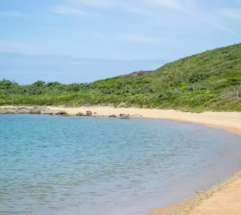 Praia do Ermitão Um Refúgio Natural em Guarapari