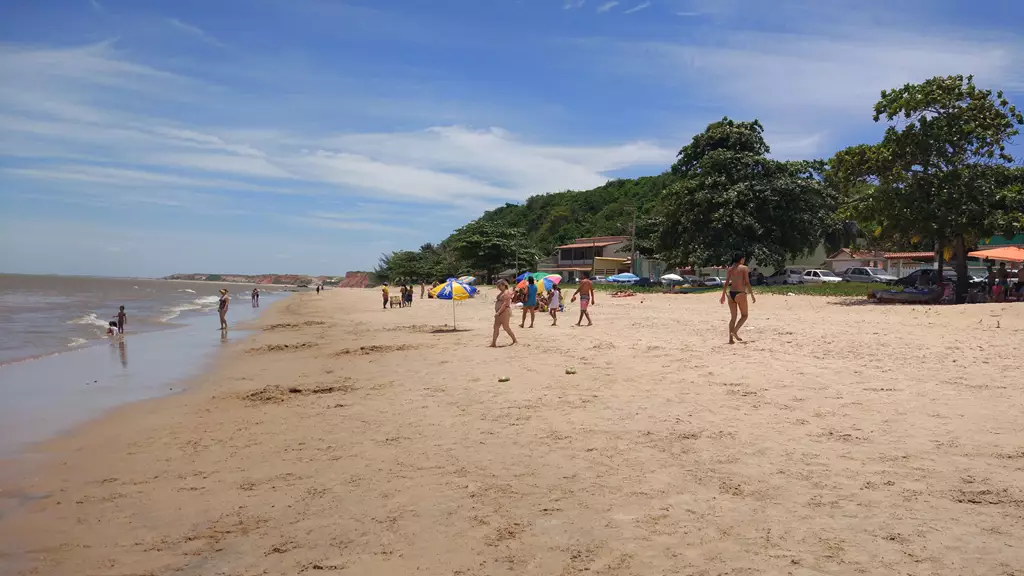 Praia dos Cações Um Refúgio de Tranquilidade em Marataízes, ES