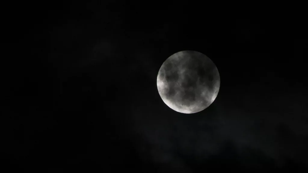 Superlua ilumina o céu do Espírito Santo nesta quinta-feira; veja fotos