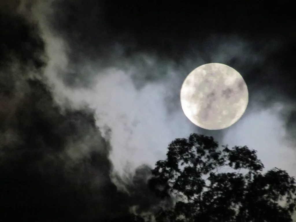 Superlua ilumina o céu do Espírito Santo nesta quinta-feira; veja fotos