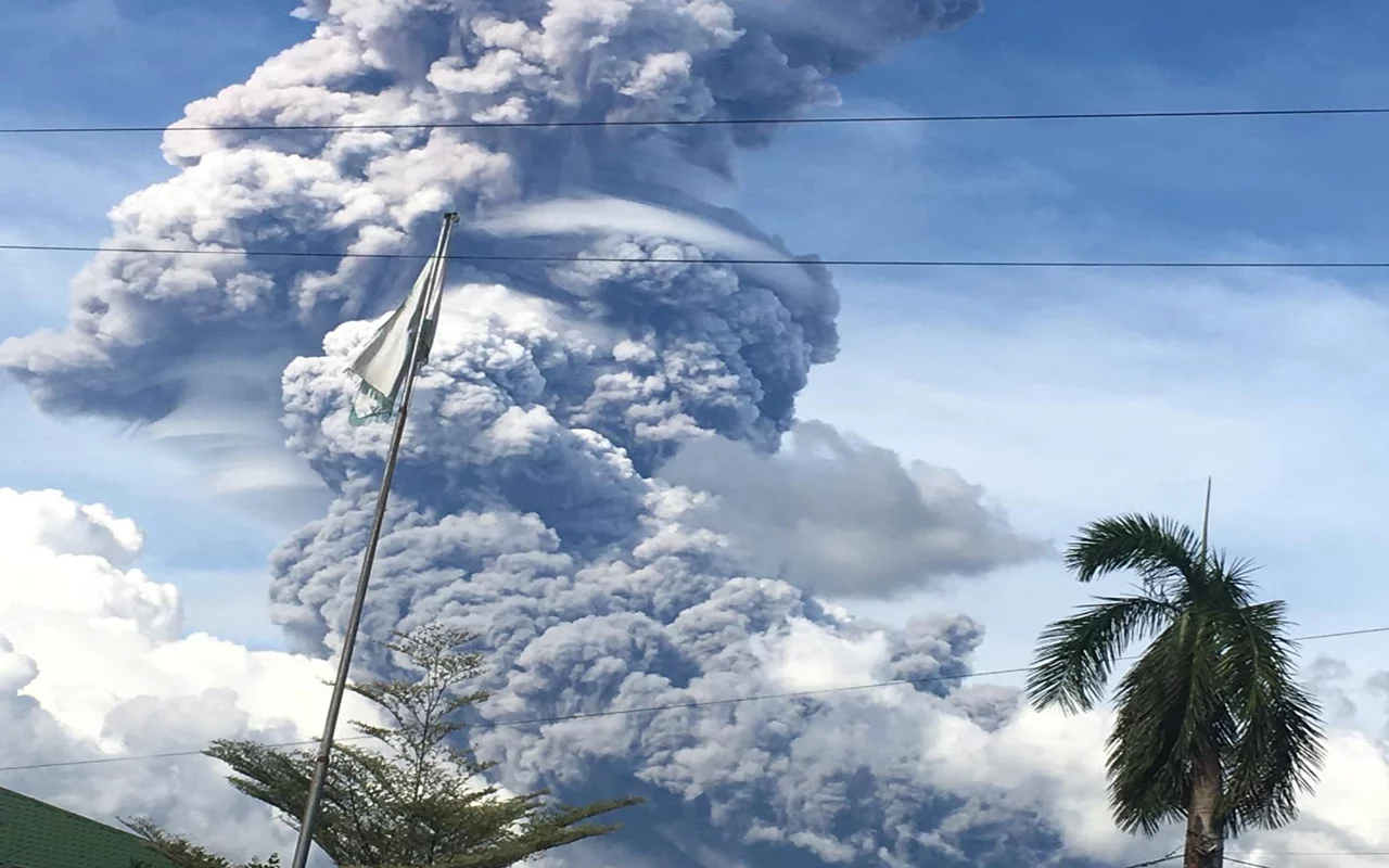 Erupção no Vulcão Monte Kanlaon