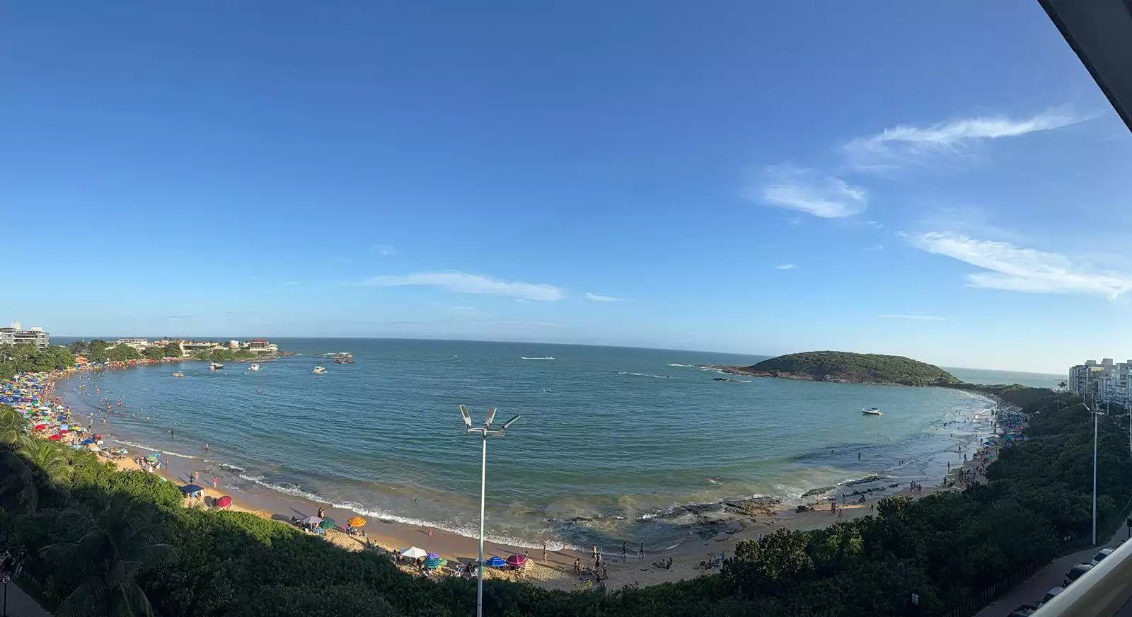 Praia de Peracanga na Enseada Azul em Guarapari