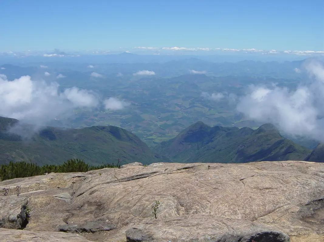 Vista de campos de altitude e lajes rochosas no Pico do Cristal, no Parque Nacional do Caparaó