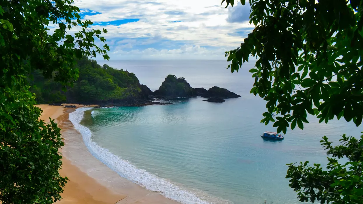 Praia do Sancho vista do alto em Fernando de Noronha